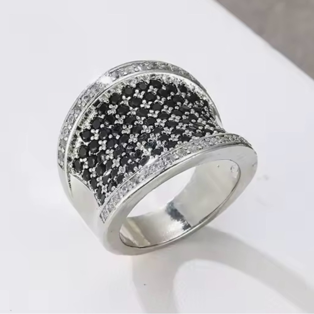 NEW Elegant Black and Silver Women's Ring